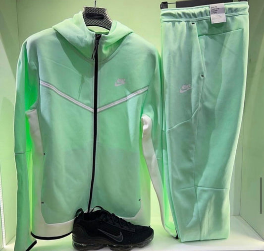 NIKE TRACKSUIT