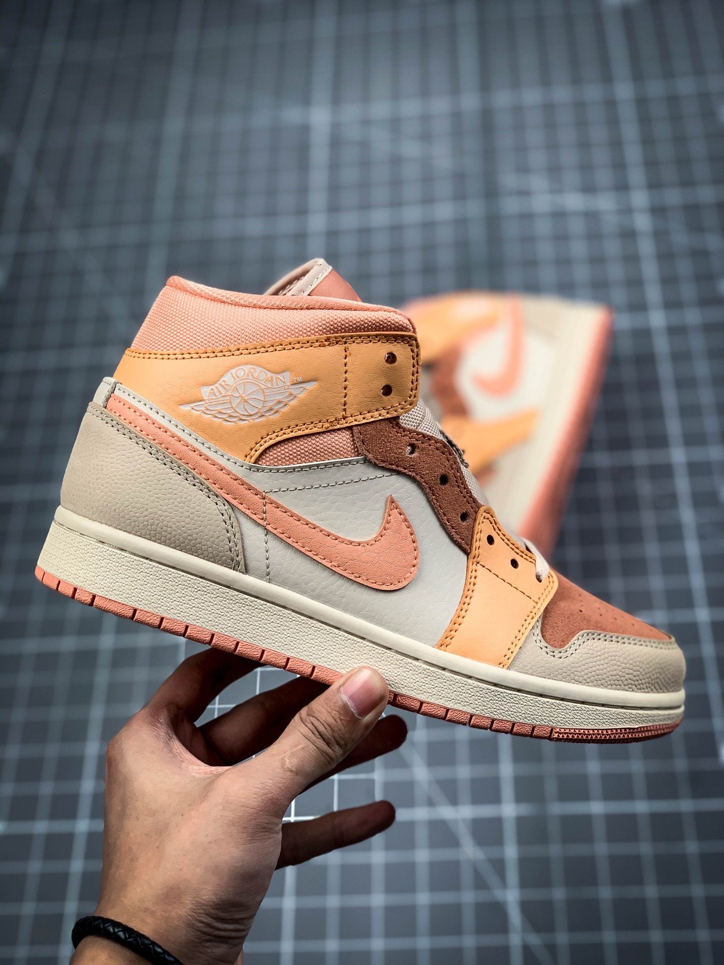 AIR JORDAN 1 MID