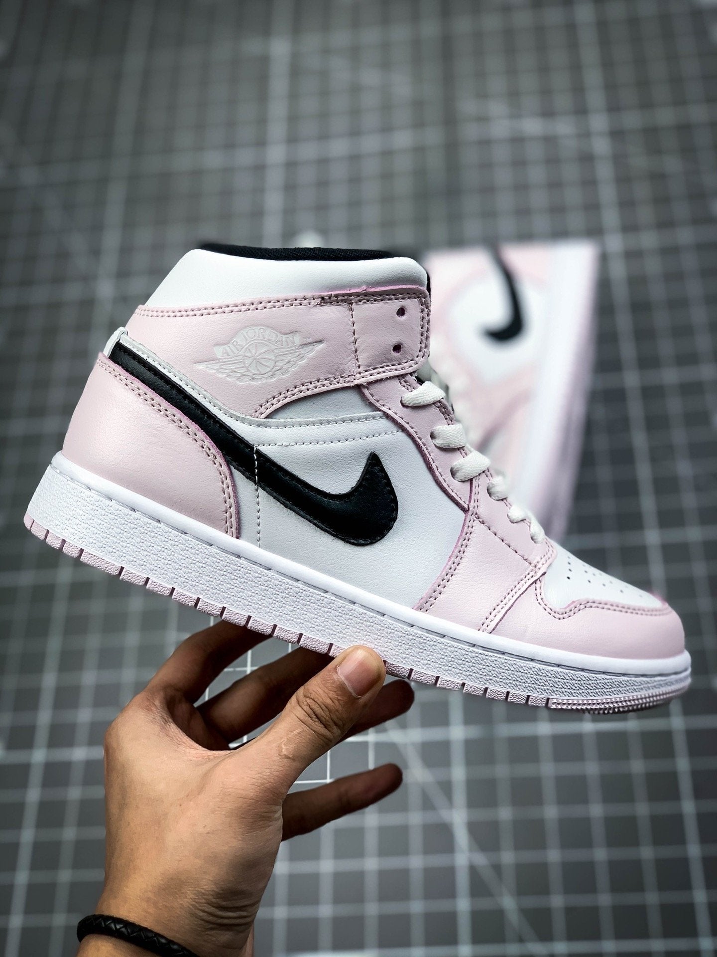 AIR JORDAN 1 MID