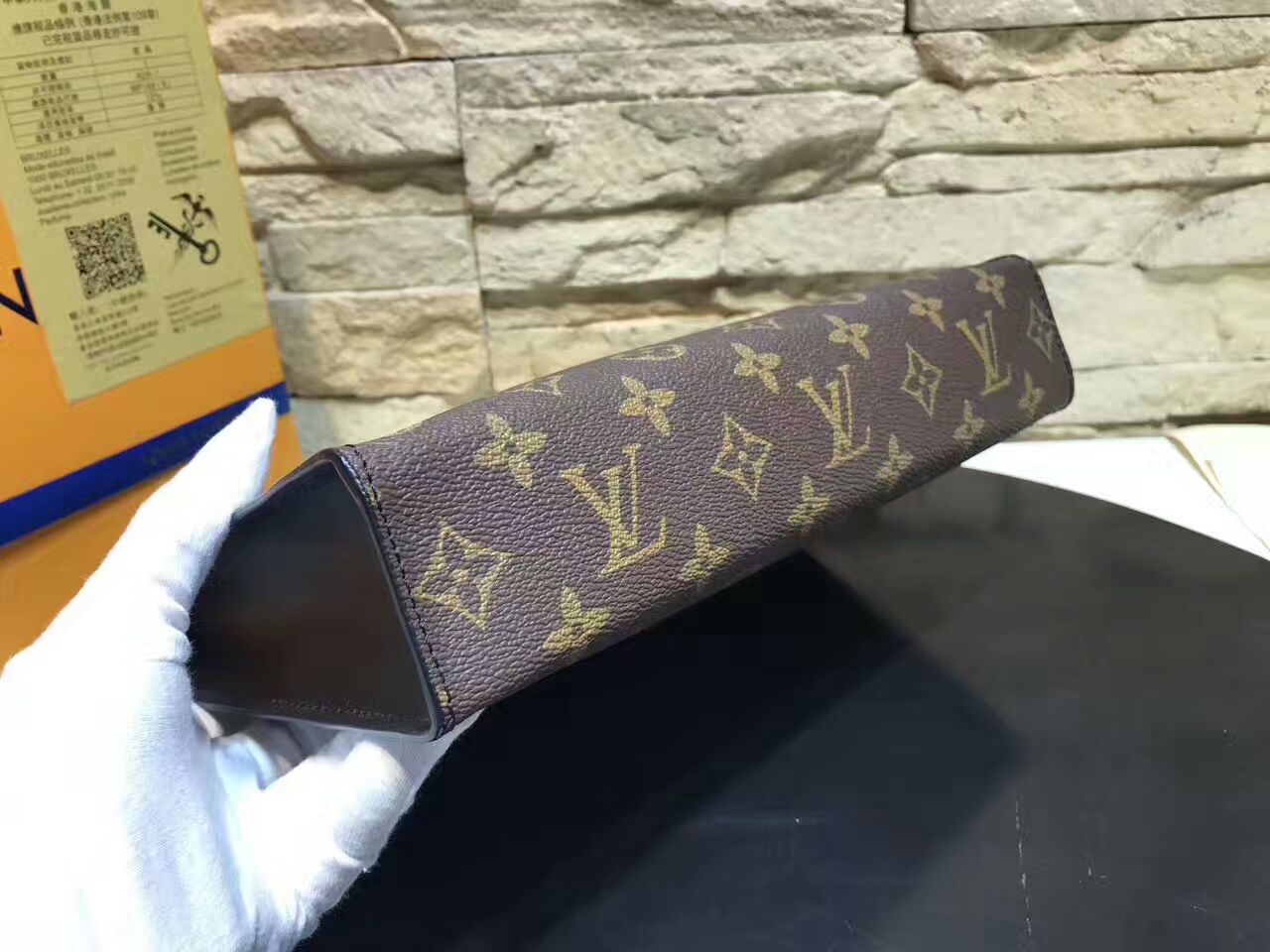 LV POCHETTE VOJAGE MM